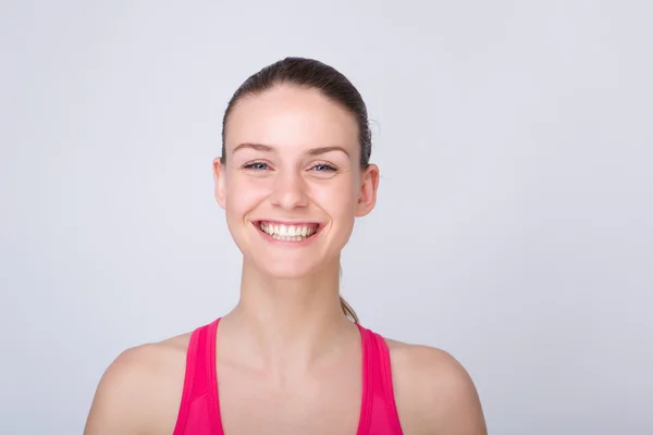 Schöne junge athletische Frau lächelt — Stockfoto