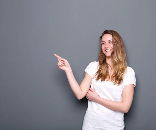 Mujer joven señalando el dedo — Foto de Stock