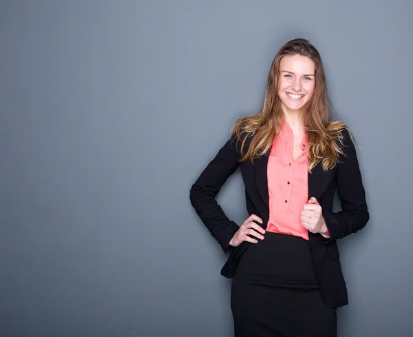 Joven mujer de negocios sonriendo — Foto de Stock