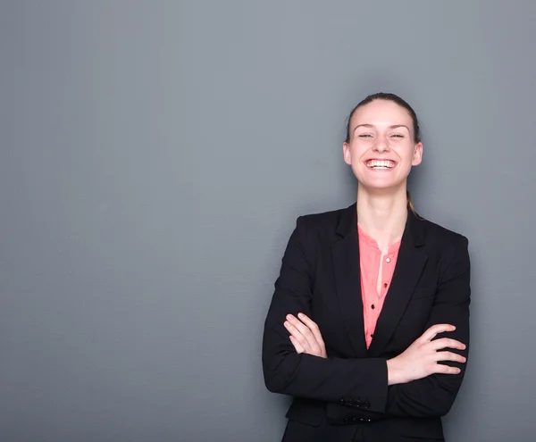 Mulher de negócios sorrindo com os braços cruzados — Fotografia de Stock