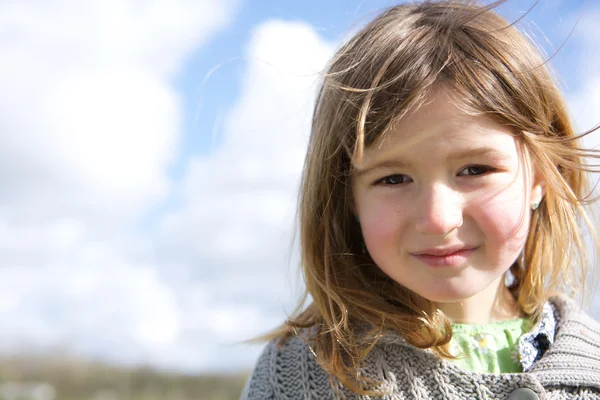 Flicka leende utomhus — Stockfoto