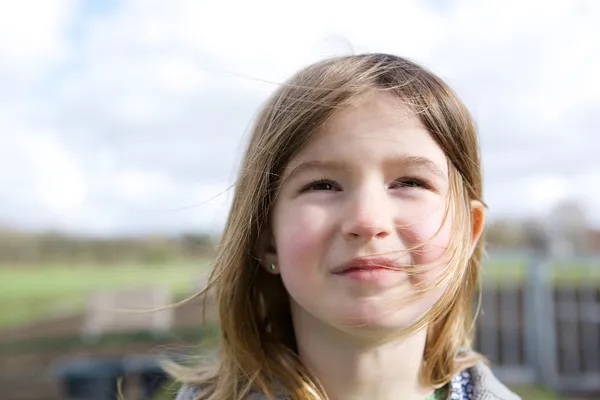 Cute dziewczynka myśli — Zdjęcie stockowe