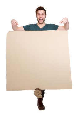 adam işaret parmağı aşağı gülümseyerek.