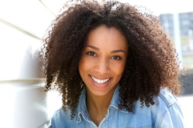 neşeli genç Afro-Amerikan kadın