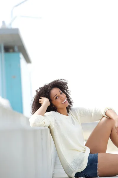 Mignon jeune femme relaxant en plein air — Photo