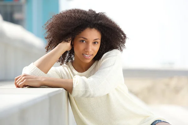 Jeune femme africaine souriant à l'extérieur — Photo