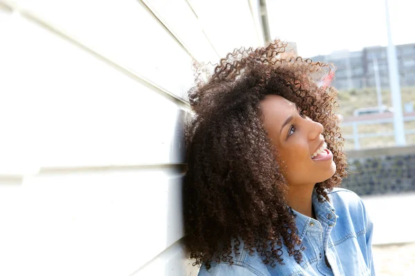 Hermosa mujer con expresión feliz — Foto de Stock