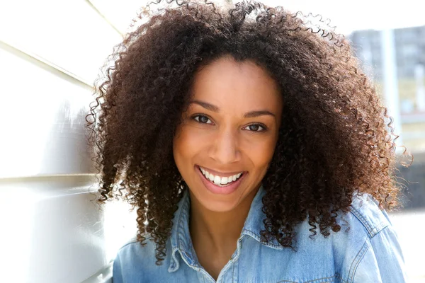 Jovem mulher americana africana alegre — Fotografia de Stock