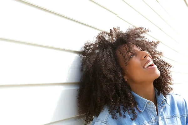 Hermosa joven riendo al aire libre — Foto de Stock