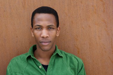 uomo nero con espressione seria 