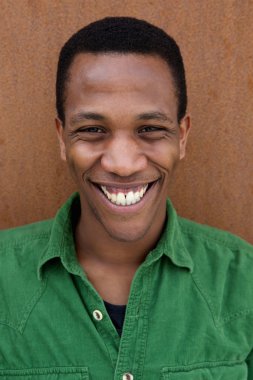 Afrikalı genç gülümseyen