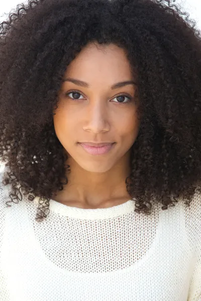 Jovem com cabelo encaracolado sorrindo — Fotografia de Stock