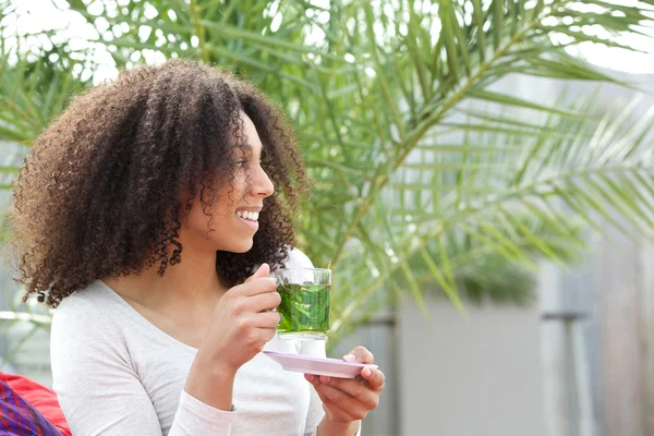 Mujer afroamericana bebiendo té — Foto de Stock