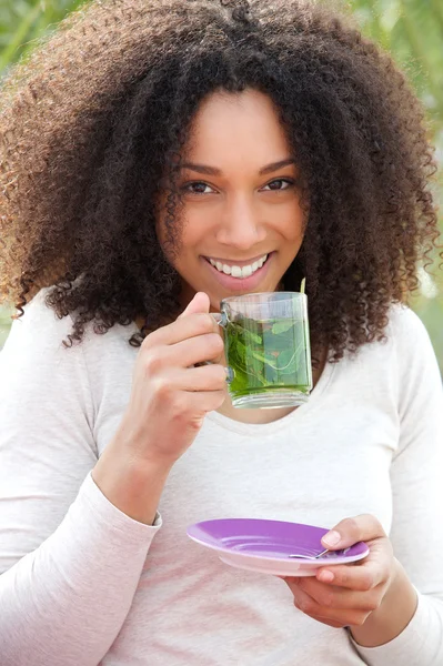 Jeune femme buvant du thé à la menthe — Photo