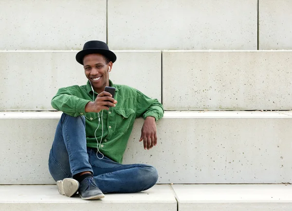 Homme écoutant de la musique sur téléphone portable — Photo