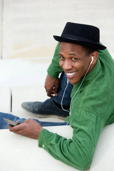 Man listening to music on cellphone — Stock Photo, Image