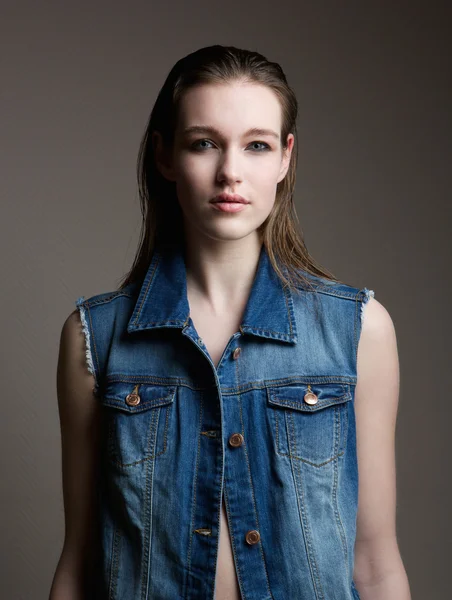 Modèle en jean bleu veste — Photo