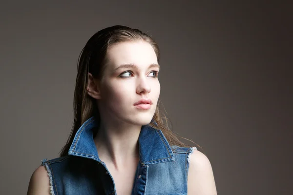 Retrato de uma jovem mulher olhando para longe — Fotografia de Stock