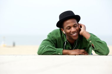 açık havada kulaklık müzik dinlerken rahatlatıcı 