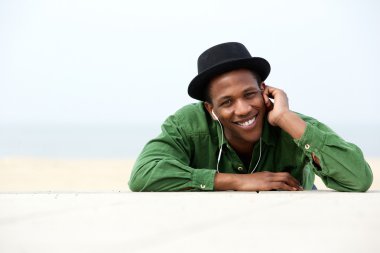 야외에서 음악을 듣고 편안한 남자