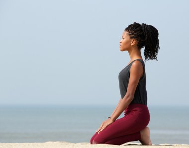 Deniz kenarında meditasyon kadın