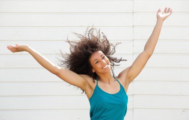 neşeli kaygısız genç kadın