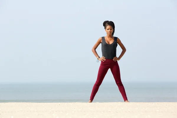 Mujer joven haciendo ejercicio en la playa — Foto de Stock