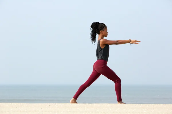 Kvinna yoga övning — Stockfoto