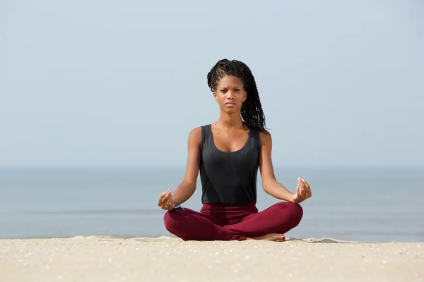 Kvinna som sitter i lotus yogaställning — Stockfoto