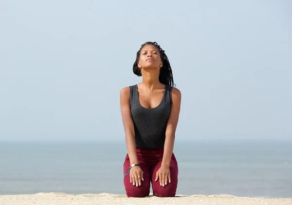 Jovem mulher meditando na praia — Fotografia de Stock