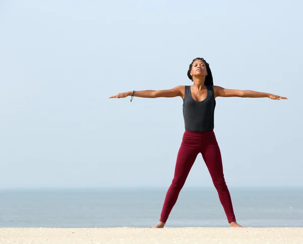 Kvinna yoga stretching på stranden — Stockfoto