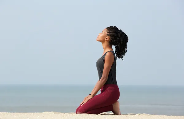 Mujer meditando en la playa — Foto de Stock