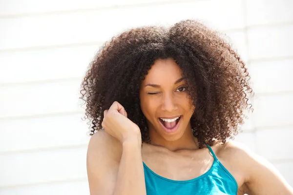 Jonge vrouw knipogend oog glimlachen — Stockfoto