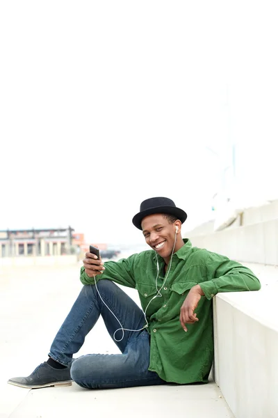 Jeune homme relaxant en plein air — Photo