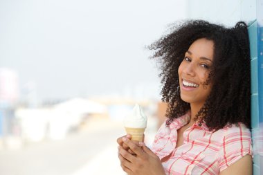 dondurma ile gülümseyen genç kadın 