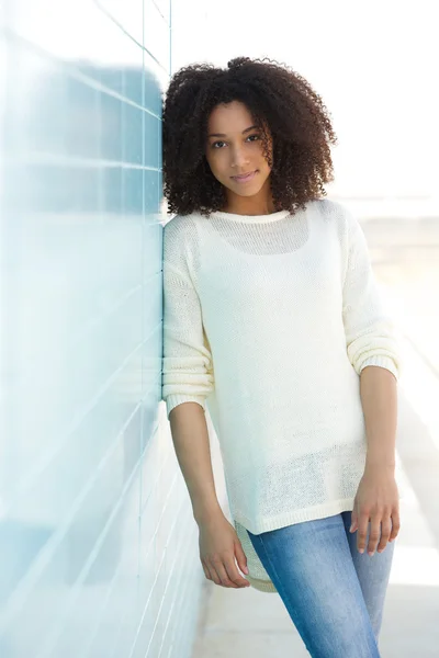 Cool young woman standing outdoors — Stock Photo, Image