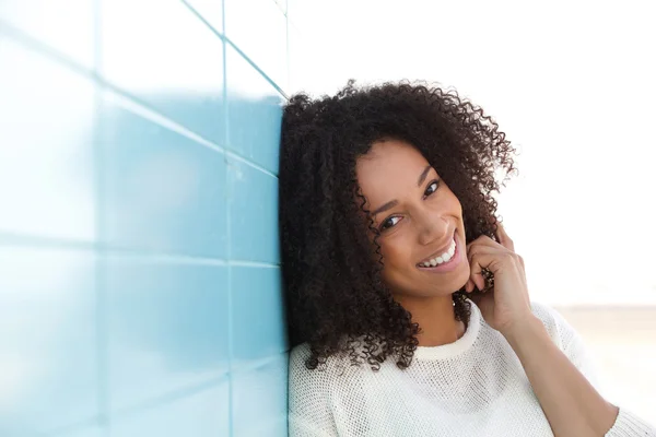 Selbstbewusste junge Frau lächelt draußen — Stockfoto