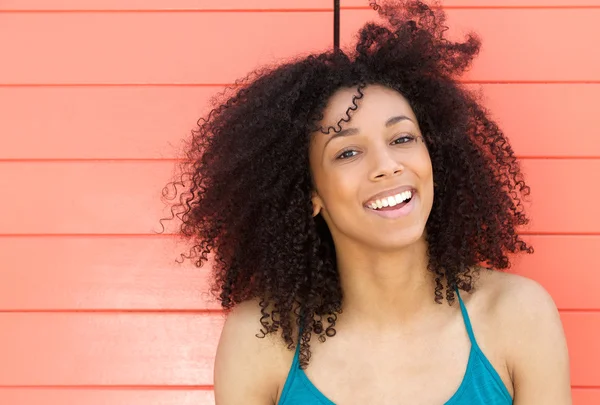 Mignon jeune femme souriant à l'extérieur — Photo