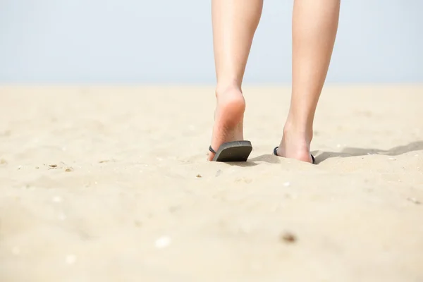 Frau aus niedrigem Winkel geht am Strand weg — Stockfoto