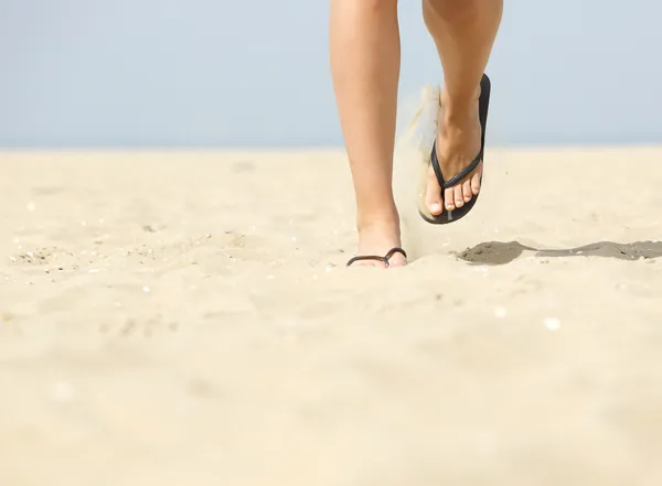 Camminare in avanti con le infradito sulla spiaggia — Foto Stock