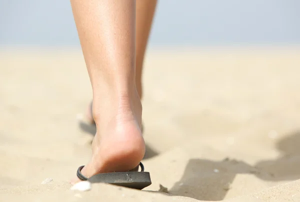 双脚走在海滩上拖鞋 — 图库照片