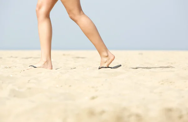 在沙滩上穿着凉鞋的女人 — 图库照片