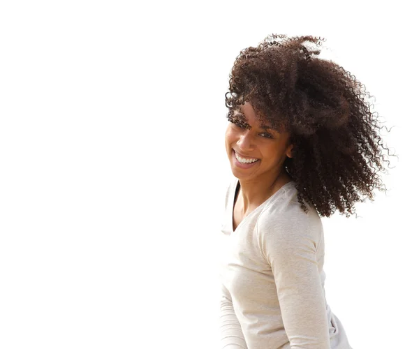 Linda jovem mulher negra sorrindo ao ar livre — Fotografia de Stock