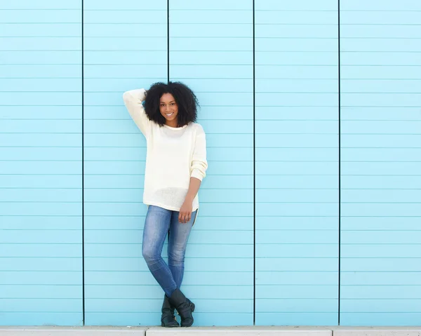 Atractiva joven mujer negra sonriendo al aire libre —  Fotos de Stock