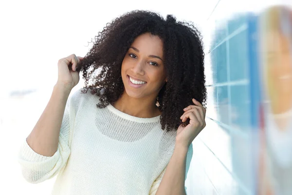 Mooi gemengd ras vrouw die lacht buitenshuis — Stockfoto