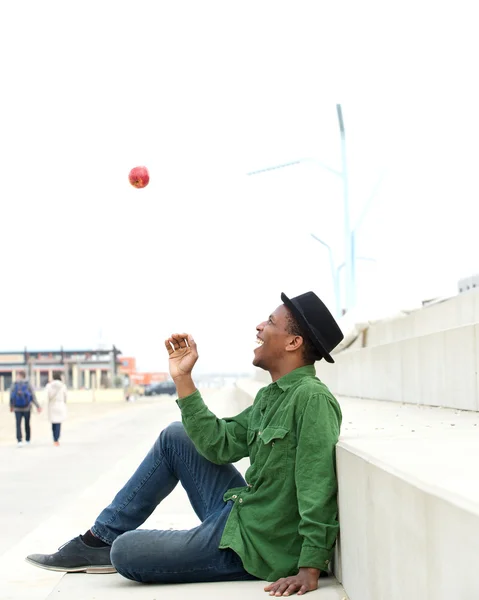 Homme jouissant d'une pomme en plein air — Photo