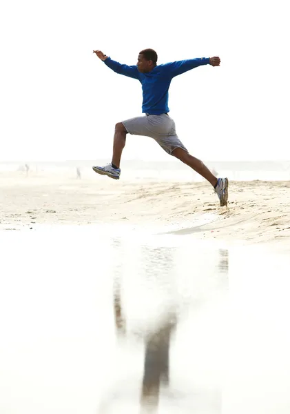 Joven atlético macho corriendo — Foto de Stock