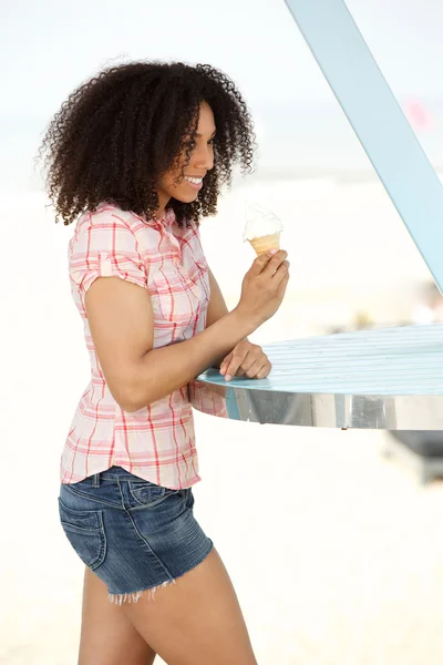 Jeune femme avec crème glacée à la plage — Photo