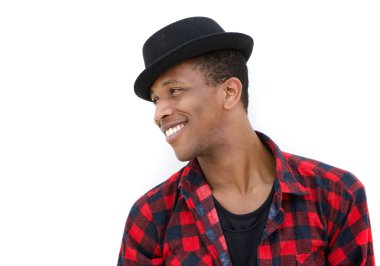 Şapkalı yakışıklı genç adam.