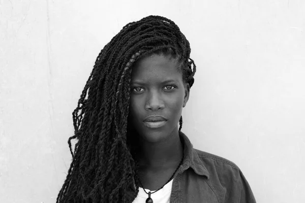 Egy gyönyörű fiatal fekete nő portréja — Stock Fotó